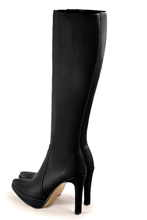 Bottes femme feminines sur mesures noir satine Mollets fins ou larges Bout effile. Talon tres haut fin. Plateforme a l avant. Personnalisation. Modele Stan Capitole